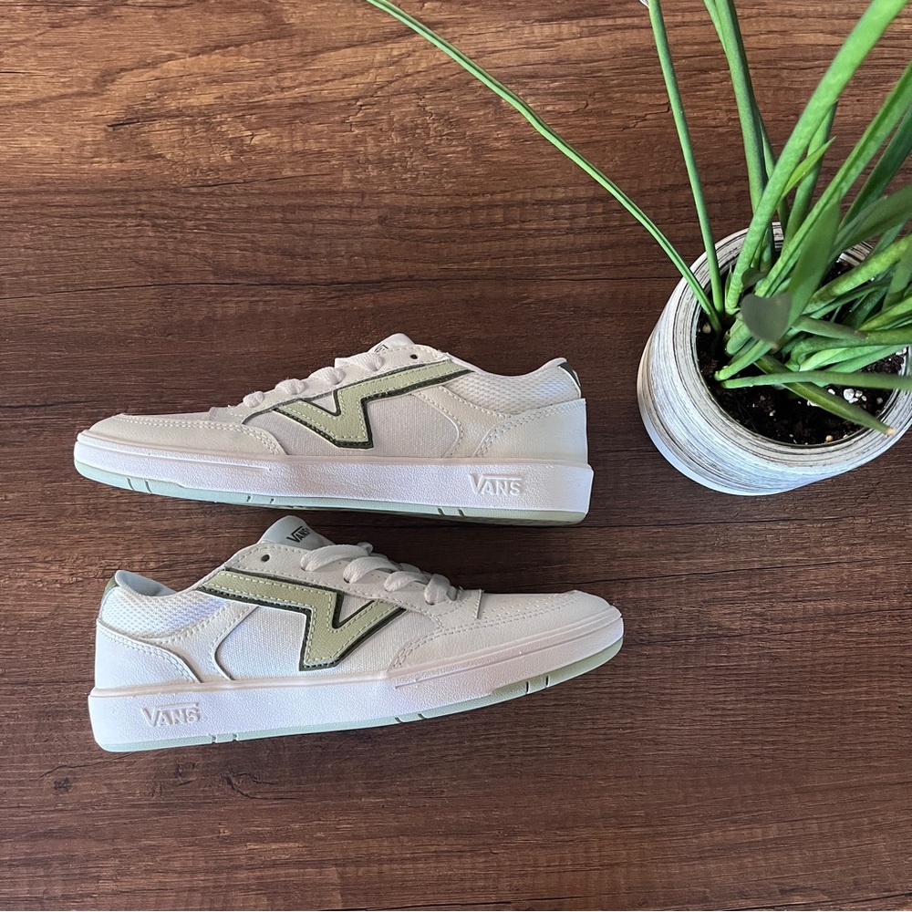 Vans low top comfy cushion NWOT white and green sneakers
